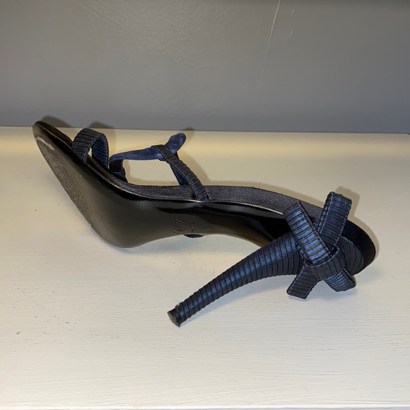 Roger Vivier made in Italy blue/black suede and satin heel with bow detail. - Picture 5 of 8